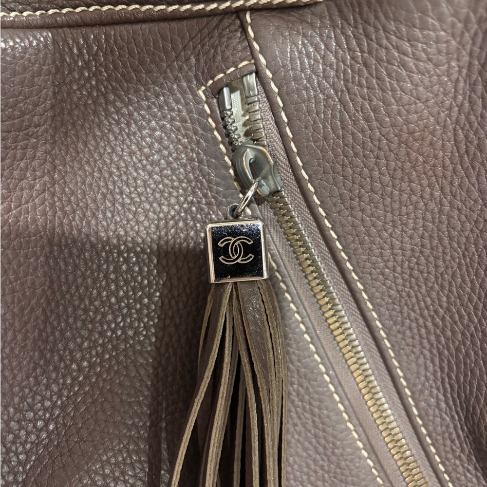 Authentic CHANEL taupe calfskin leather oversized tassel hobo bag - Picture 5 of 13